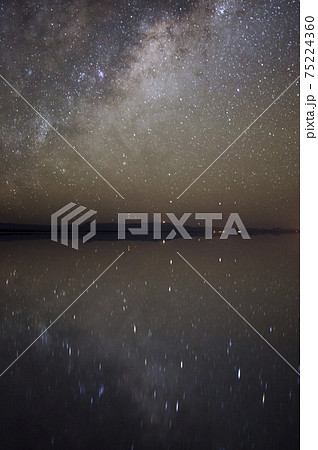 ウユニ塩湖の星空 天の川 ウユニ塩湖の星空 天の川 75224360