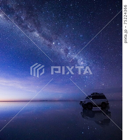 ウユニ塩湖の星空 天の川の写真素材