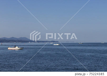 早朝の宍道湖としじみ漁の風景 島根県松江市 早朝の宍道湖としじみ漁の風景 島根県松江市 75224385