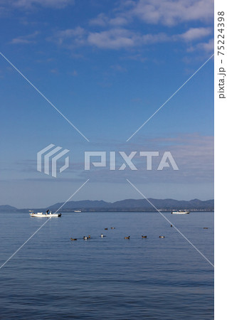 早朝の宍道湖としじみ漁の風景 島根県松江市 早朝の宍道湖としじみ漁の風景 島根県松江市 75224398