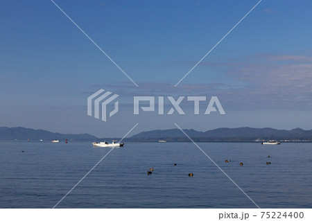 早朝の宍道湖としじみ漁の風景　島根県松江市 75224400