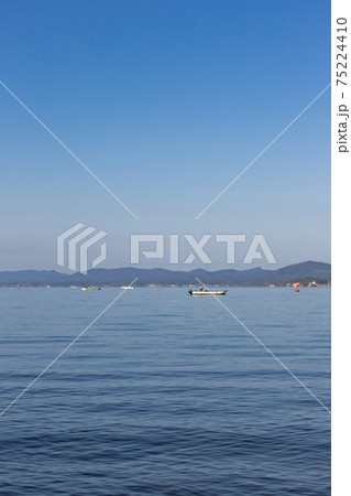 早朝の宍道湖としじみ漁の風景 島根県松江市 早朝の宍道湖としじみ漁の風景 島根県松江市 75224410