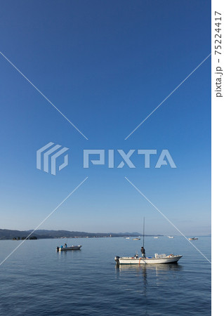 早朝の宍道湖としじみ漁の風景 島根県松江市 早朝の宍道湖としじみ漁の風景 島根県松江市 75224417