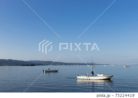 早朝の宍道湖としじみ漁の風景 島根県松江市 早朝の宍道湖としじみ漁の風景 島根県松江市 75224419