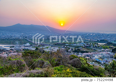 夜明けの富士市街地と東名高速道路 静岡県富士市岩淵にて 夜明けの富士市街地と東名高速道路 静岡県富士市岩淵にて 75224498