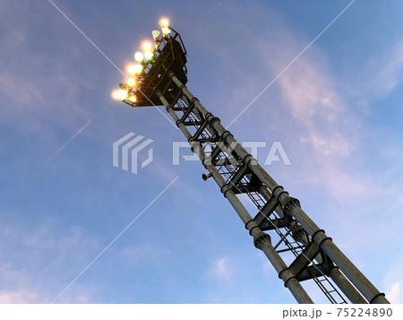 夕方近くのピンクと青の空に立つ照明鉄塔 75224890