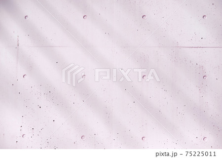 日が射したピンク色の壁 日が射したピンク色の壁 75225011