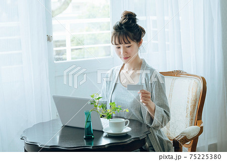 バソコンを使ってキャッシュレス決済する若い女性 75225380