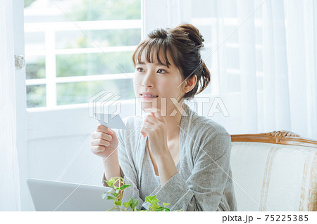バソコンを使ってキャッシュレス決済する若い女性 バソコンを使ってキャッシュレス決済する若い女性 75225385