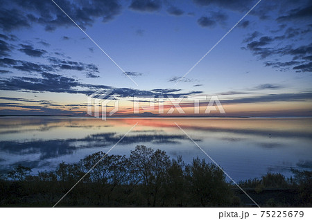 野付半島の夜明け　尾岱沼 75225679