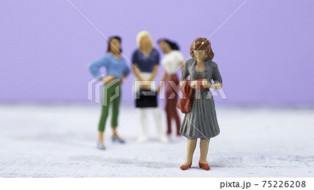 女性どうしの関係のむずかしさ（仲間外れ、陰口、職場のいじめ）	 75226208