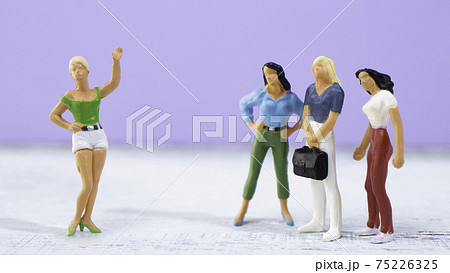 若い女性に嫉妬する年上の女性 若い女性に嫉妬する年上の女性 75226325