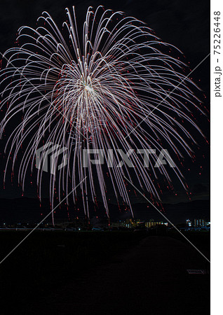 亀岡平和祭保津川市民花火大会 花火の写真素材 75226448 Pixta