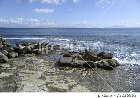セセキ温泉(瀬石温泉)から国後島を望む セセキ温泉(瀬石温泉)から国後島を望む 75226965