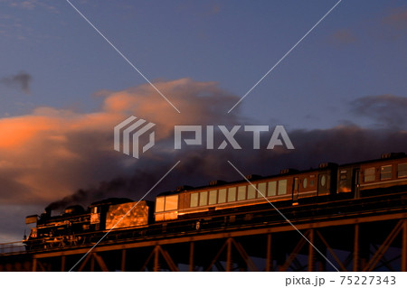 夕日に輝くSLばんえつ物語号C57180門デフ仕様 75227343