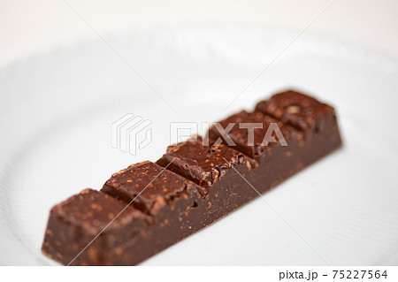 チョコレートプロテインバー 写真素材 チョコレートプロテインバー 写真素材 75227564