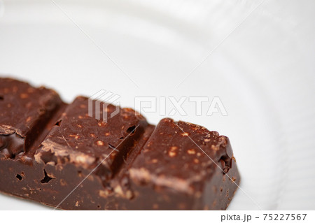 チョコレートプロテインバー　写真素材 75227567