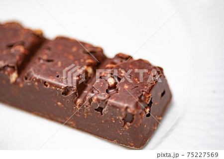 チョコレートプロテインバー　写真素材 75227569