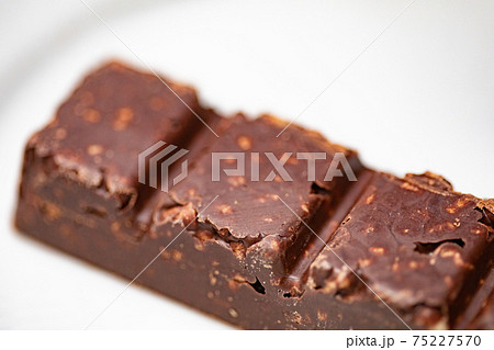 チョコレートプロテインバー 写真素材 チョコレートプロテインバー 写真素材 75227570