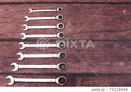 Combination wrenches for car repair. Top view. 75228009