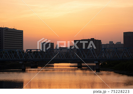 川崎市 河川敷 鉄橋 電車 京浜工業地帯 東京湾 散歩 夕方 夕日 太陽 街灯 多摩川 川崎市 河川敷 鉄橋 電車 京浜工業地帯 東京湾 散歩 夕方 夕日 太陽 街灯 多摩川 75228223
