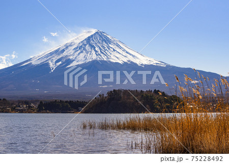 快晴の冬空と富士山と河口湖畔 快晴の冬空と富士山と河口湖畔 75228492