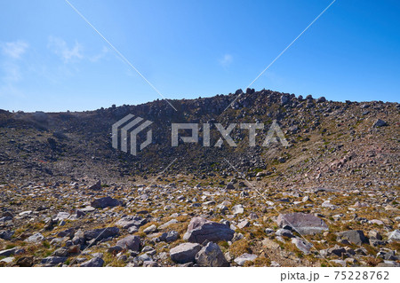 栃木県那須岳(茶臼岳)の火口(お鉢)を北側から見る 栃木県那須岳(茶臼岳)の火口(お鉢)を北側から見る 75228762