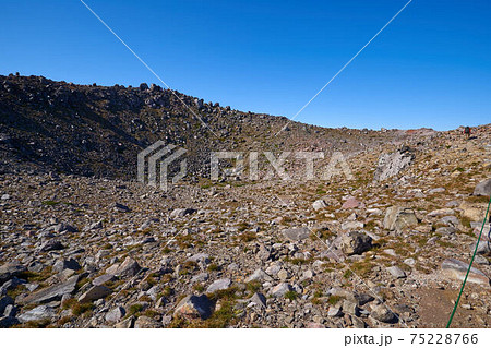 栃木県那須岳(茶臼岳)の火口(お鉢)を北側から見る 栃木県那須岳(茶臼岳)の火口(お鉢)を北側から見る 75228766