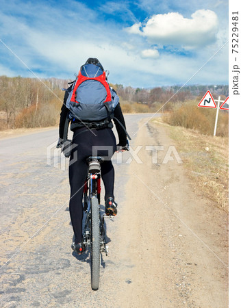 Travelling cyclist 75229481