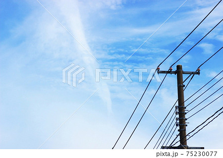 アニメによくある空を見上げるシーンの写真素材 アニメによくある空を見上げるシーンの写真素材