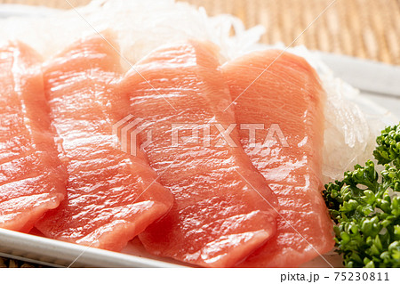 鮪(マグロ)中トロ刺身。 鮪(マグロ)中トロ刺身。 75230811