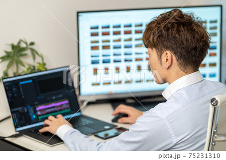 動画・映像クリエイター 男性　ノートパソコン　映像制作 75231310