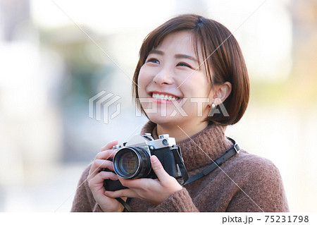 写真を撮る女性 写真を撮る女性 75231798