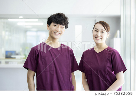 女性　ビジネス　介護士　ヘルパー　 75232059