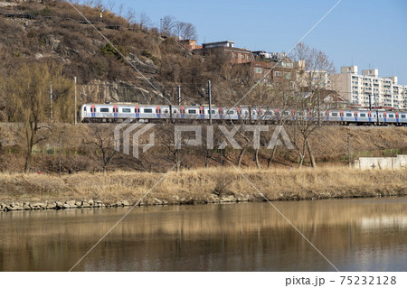 韓国 冬 電車 75232128