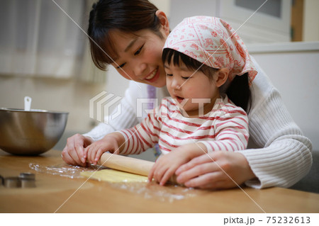 お菓子作りをする親子 75232613