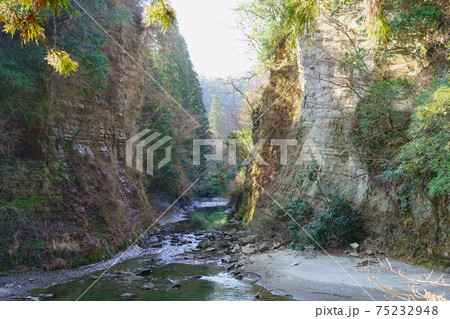 養老渓谷の弘文洞跡（千葉県大多喜町） 75232948