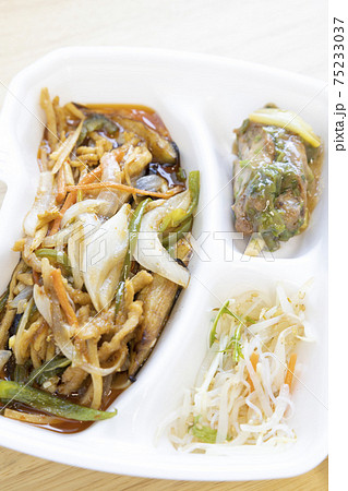 おいしい豚肉とナス入り肉野菜炒め弁当 75233037