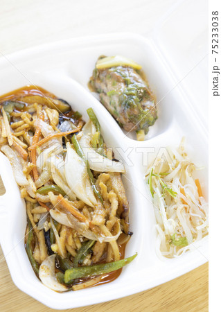 おいしい豚肉とナス入り肉野菜炒め弁当 75233038