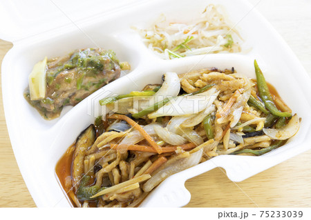 おいしい豚肉とナス入り肉野菜炒め弁当 75233039