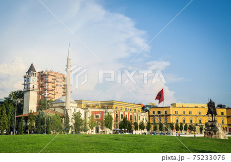 アルバニアの首都ティラナのスカンデルベグ広場 75233076