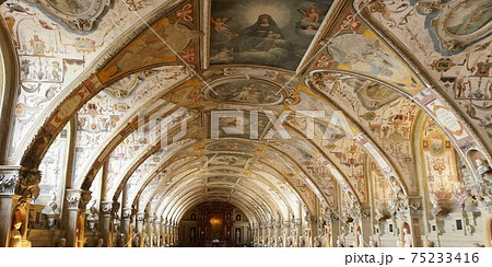 丸天井に多数のフレスコ画が埋め尽くされている、ミュンヘン、レジデンツ内Antiquarium 丸天井に多数のフレスコ画が埋め尽くされている、ミュンヘン、レジデンツ内Antiquarium 75233416