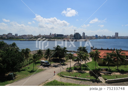 モロ要塞から眺めるハバナ湾とハバナ旧市街（キューバ） 75233748