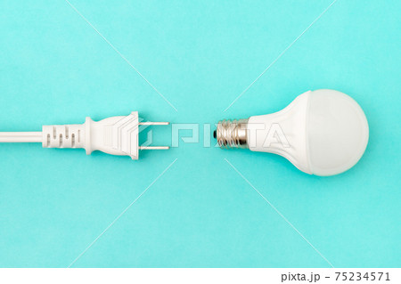 電気使用のイメージ（電球と電源プラグ） 75234571