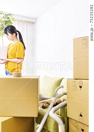 若い女性の引っ越しイメージカット 若い女性の引っ越しイメージカット 75235282