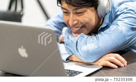 動画　男性　ヘッドホン　自粛生活　巣ごもり　VOD 75235306