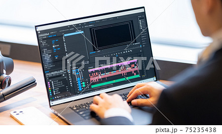 動画・映像クリエイター 男性 ノートパソコン 動画・映像クリエイター 男性 ノートパソコン 75235438