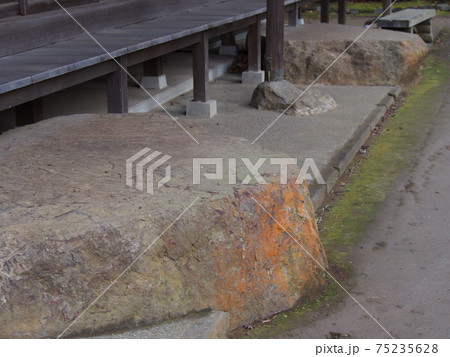 縁側と沓脱石 75235628