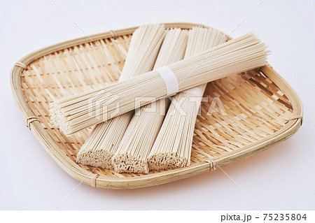 茹でる前の素麺 75235804