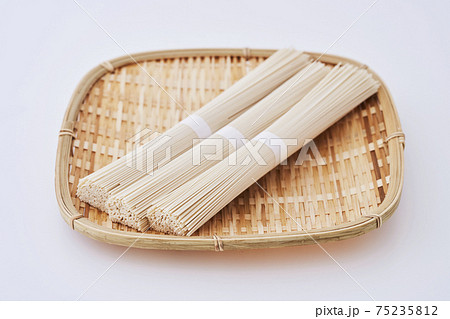 茹でる前の素麺 75235812